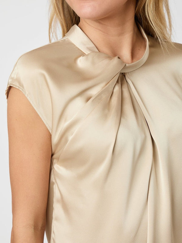 Fleur Drapy Satin Blússa