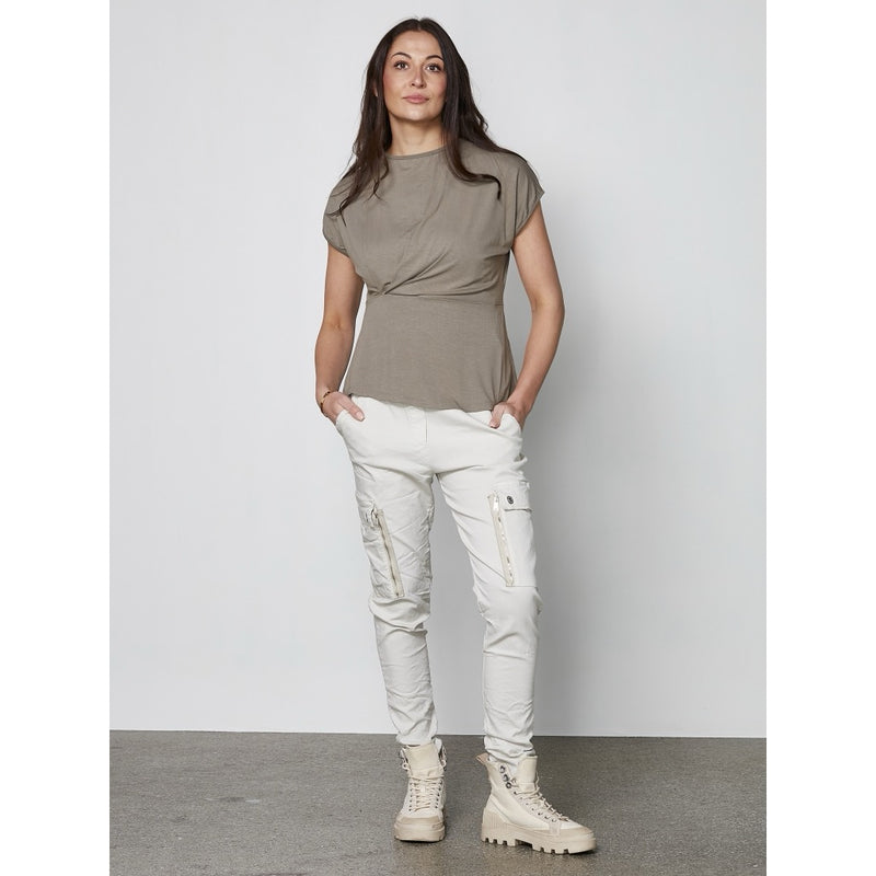 Yasmi tee